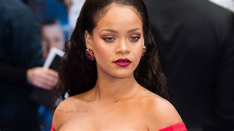 sexy boobies|15 Celebrity Cleavage Moments: Rihanna, Jayne Mansfield, and。